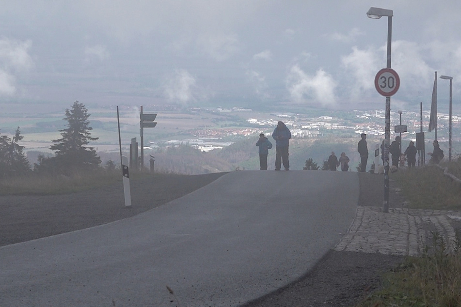 Trotz Herbstwetter nutzten zahlreiche Wanderer am Samstag die Möglichkeit, nach dem Waldbrand am Brocken wieder auf den Gipfel steigen zu können.