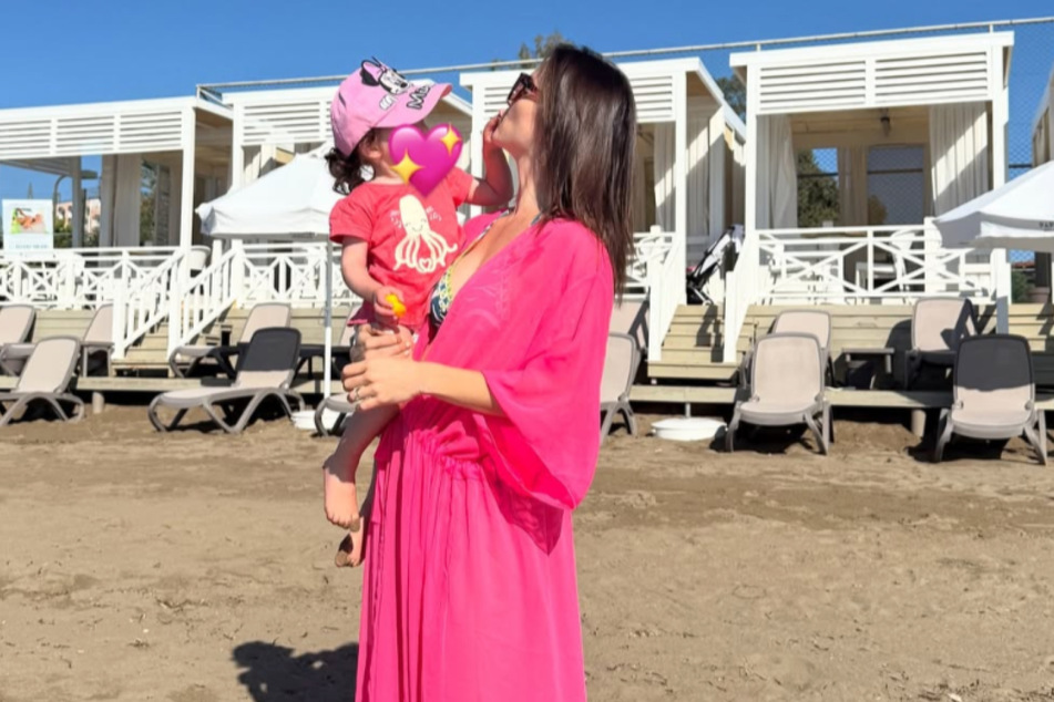 Renata Lusin (38) hat die gemeinsame Zeit mit Töchterchen Stella im türkischen Strandparadis genossen.