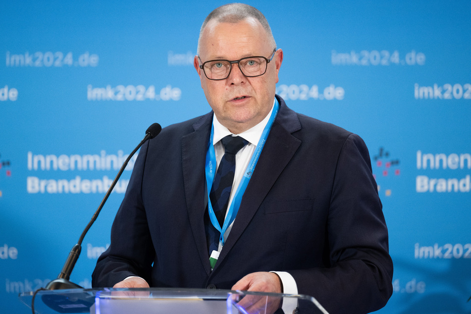 Brandenburgs Innenminister Michael Stübgen (64, CDU) warnte vor der Gefahr der alten Kampfmittel.