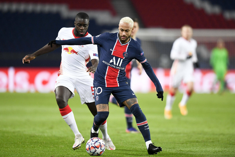 Unglücksrabe Dayot Upamecano (l., 22) im Kampf um den Ball gegen Paris' Superstar Neymar (28).