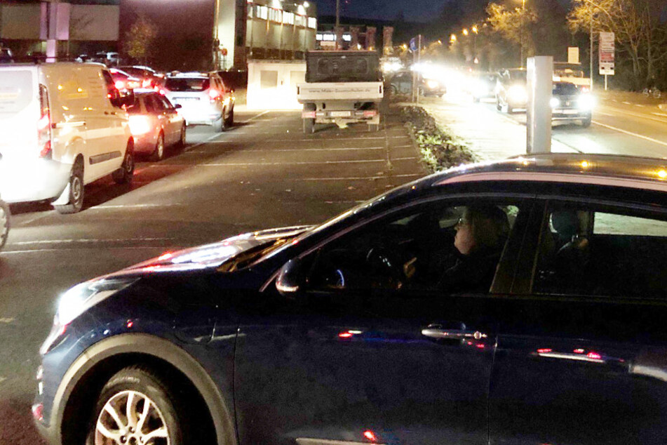 Verkehrschaos vor Testzentrum: Corona sorgt jetzt auch noch für Stau