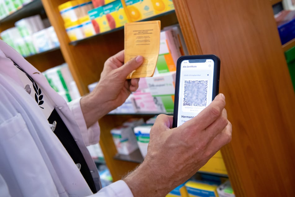 Geimpfte bekommen ihren digitalen Nachweis in Sachsen-Anhalt in Apotheken, Arztpraxen und Impfzentren. (Symbolbild)
