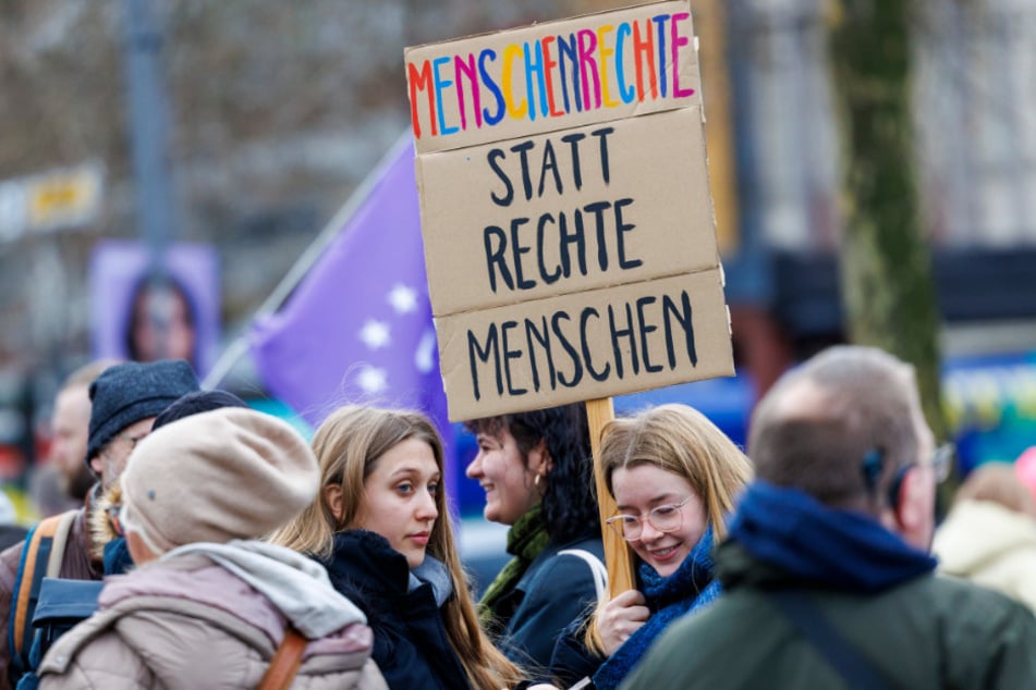 Etwa 40.000 Menschen versammelten sich am Samstagvormittag in der Kölner Innenstadt.