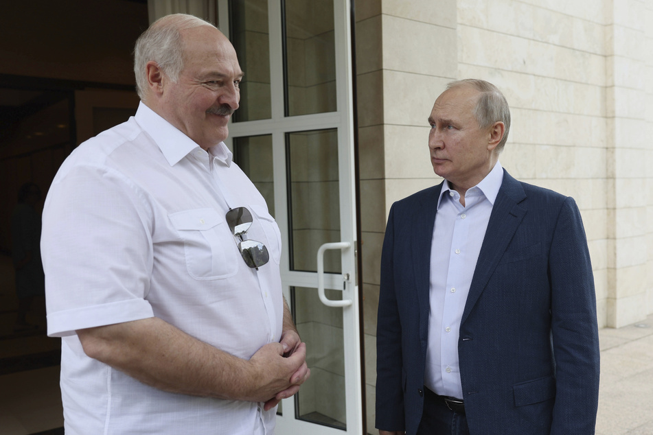 Wladimir Putin (70,r), Präsident von Russland, und Alexander Lukaschenko (68), Präsident von Belarus.