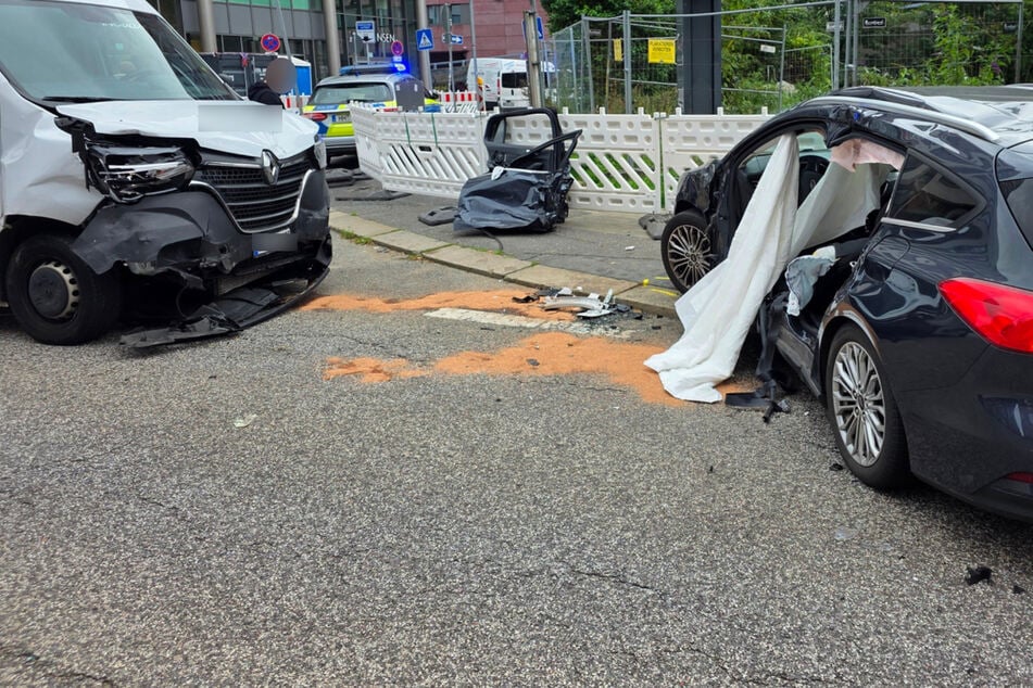 Ford und Transporter kollidieren bei schwerem Unfall: Dann kommt es noch dicker