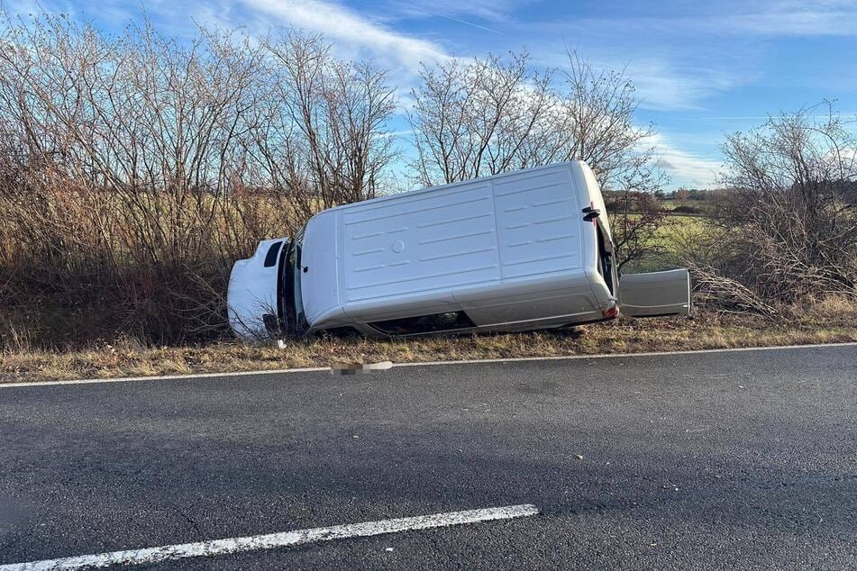 Der Fahrer musste aus seinem verunfallten Transporter befreit werden.