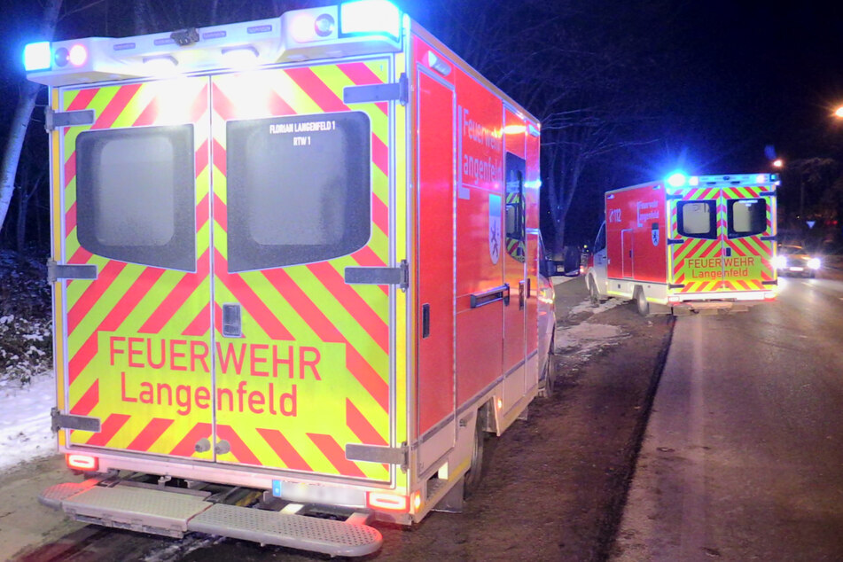 Die Feuerwehr in Langenfeld hat zwei in einem zugefrorenen See eingebrochene Menschen gerettet. Eine Person musste in ein Krankenhaus gebracht werden.