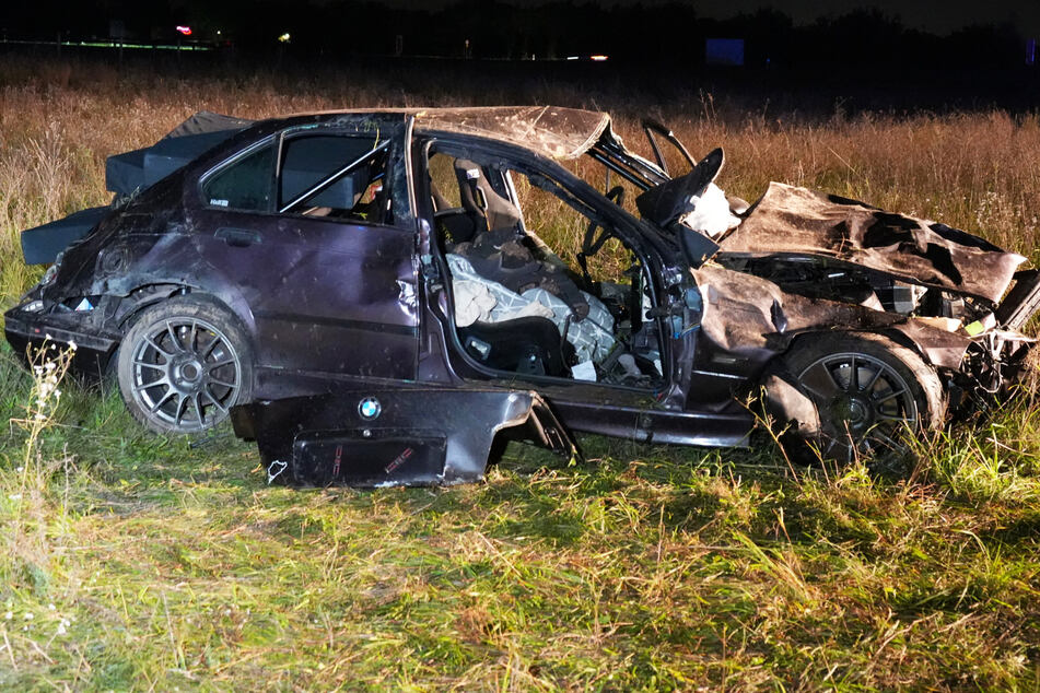 Zu schnell unterwegs? BMW überschlägt sich, Beifahrerin schwer verletzt