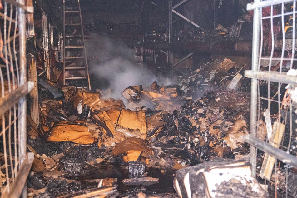 Die Lagerhalle des Weinhandels wurde bei dem Großbrand komplett zerstört. Außerdem soll Asbest freigesetzt worden sein.