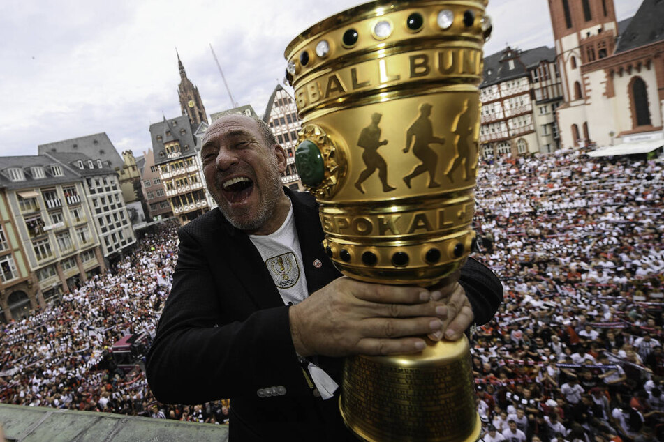 Nach 2018 will Peter Fischer in diesem Jahr erneut den DFB-Pokal auf dem Frankfurter Römerberg präsentieren.