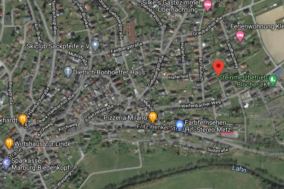 Ein Absuchen der Gegend, in der das Tier normalerweise herumstreunt - die Straßen Am Autuch, Haferfeld, Weifenbacher Weg und Landhausweg im Stadtteil Wallau - habe bislang nicht zum Auffinden ähnlicher Drähte oder Drahtschlingen geführt.