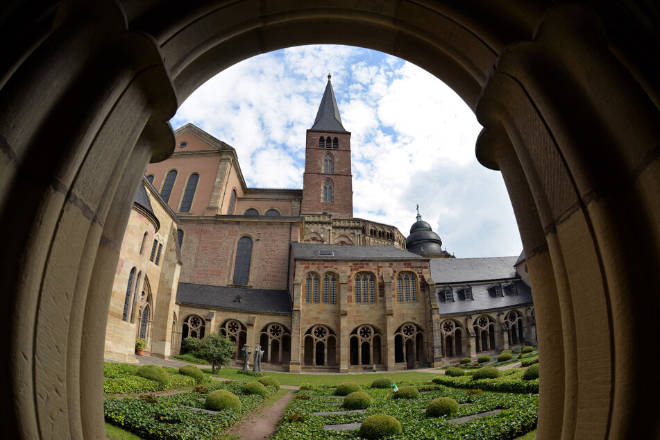 Rückseite der Hohen Domkirche zu Trier und ein Teil des Kreuzgangs. In der Stadt nahe der luxemburgischen Grenze war es am Sonntag bislang am heißesten (Symbolbild).