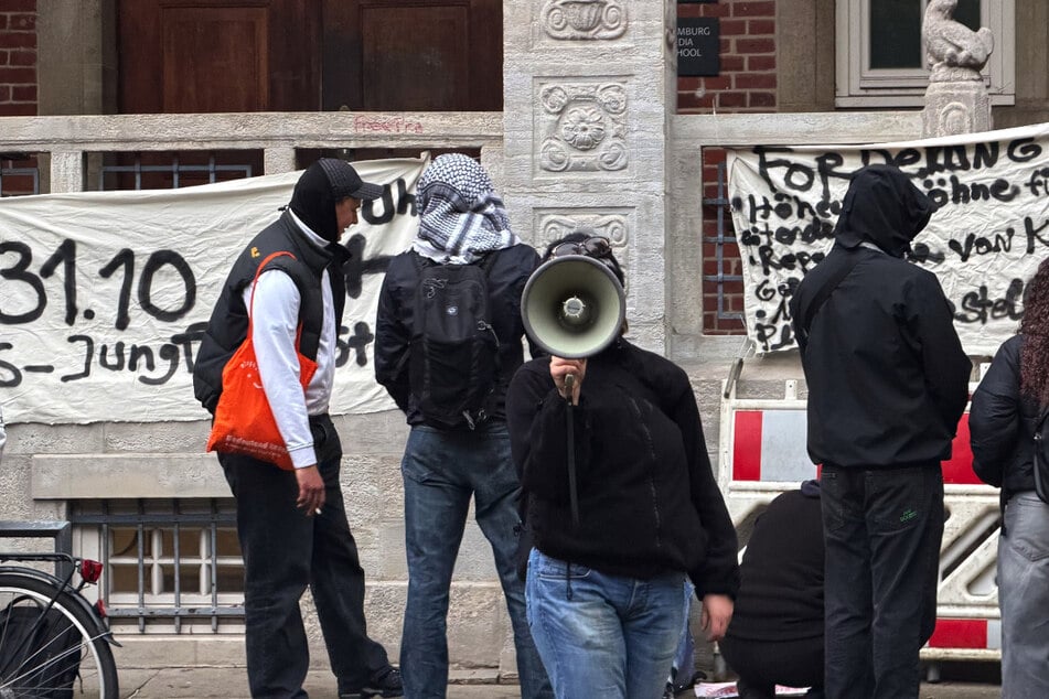 Demonstranten haben am Mittwochmorgen die Eingänge zum Unigelände der HAW in Hamburg versperrt.