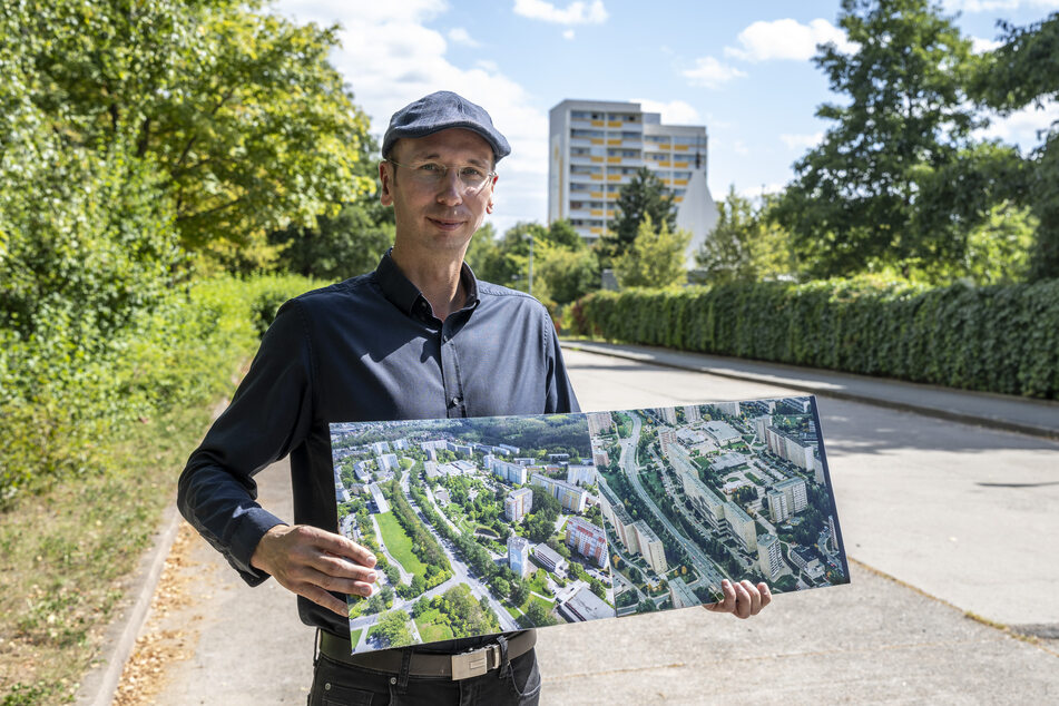 Norbert Engst (41) zeigt zwei Luftbilder, die den Wandel zu mehr Grün in Markersdorf zeigen.
