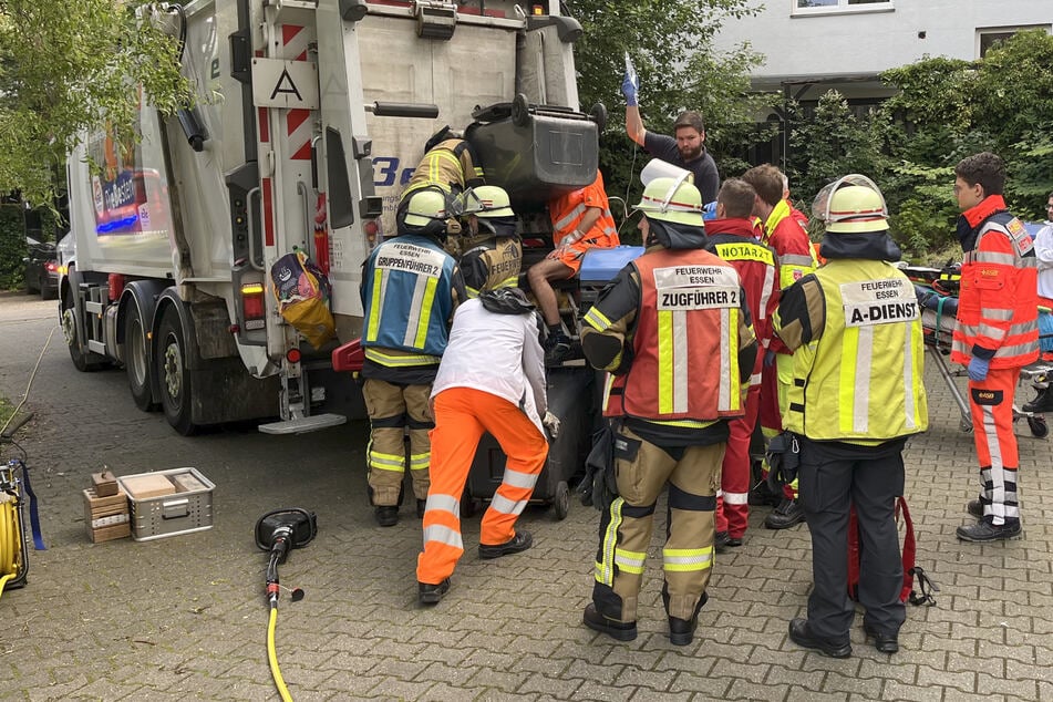 Mit vereinten Kräften: Feuerwehr rettet eingeklemmten Müllmann