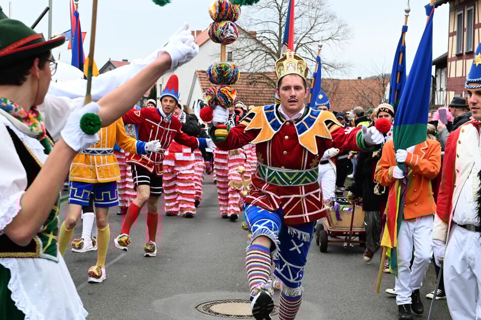 Der Sprungtanz mit dem Bajazz ist der Höhepunkt des Umzugs am Rosenmontag im mittelhessischen Herbstein.
