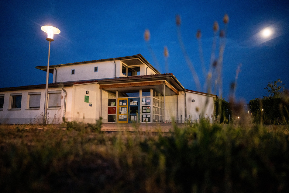 Eine Kita-Erzieherin soll zehnmal Kinder massiv misshandelt haben - ein Mädchen starb dadurch.