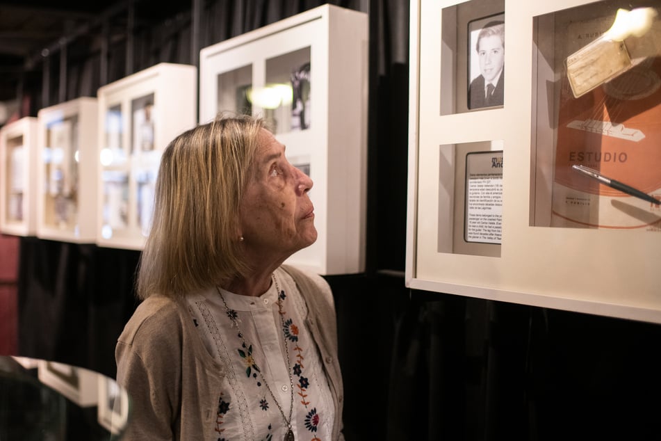 Teresa Valeta, deren Bruder Carlos bei dem Flugunfalls 1972 in den Anden ums Leben kam, schaut auf ein Bild von ihm im Museum Anden 1972.
