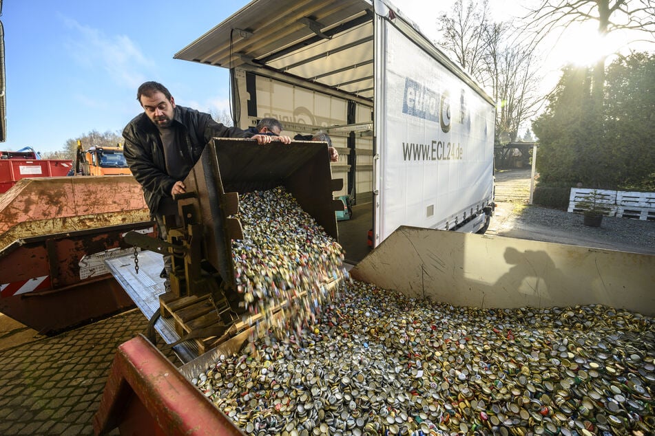 Der Schauplatz Eisenbahn und die Mitglieder der Feldbahn haben fleißig gesammelt - stilecht in einer Feldbahnlore.
