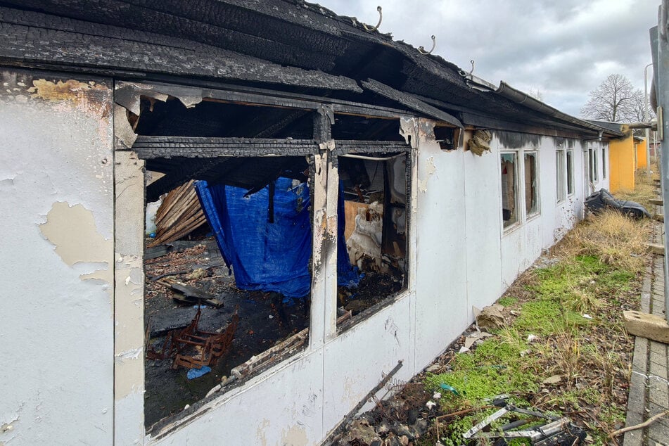 Noch steht das abgebrannte Sozialhaus "Zum Regenbogen" in der Büttenstraße - seit dieser Woche soll es abgerissen werden.