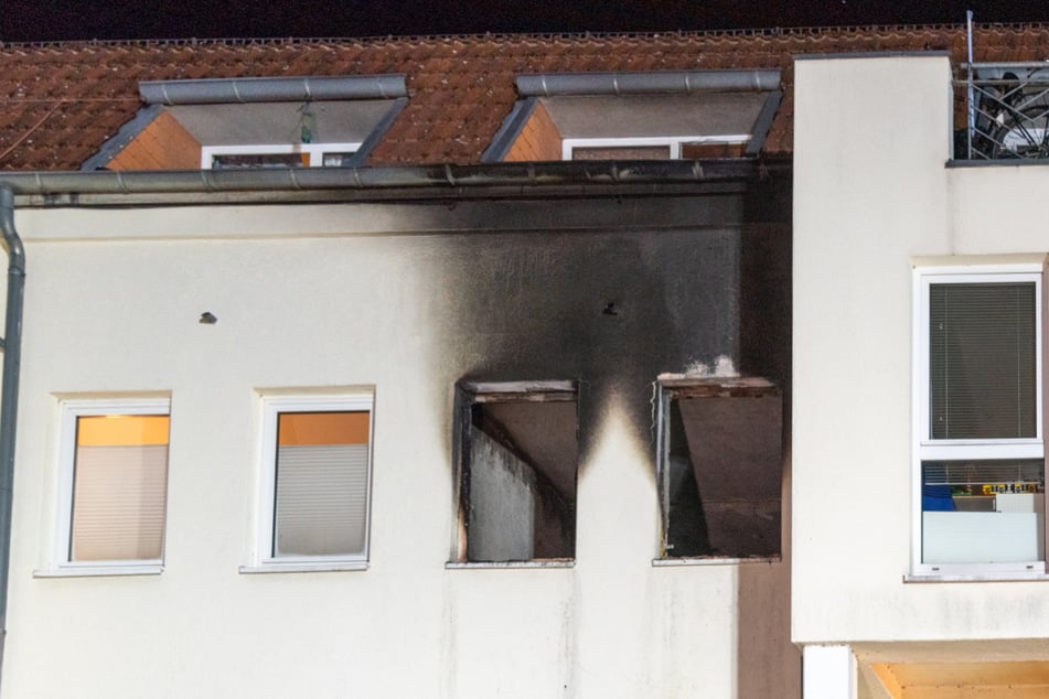Explosion in Mehrfamilienhaus: Feuerwehr findet Leiche