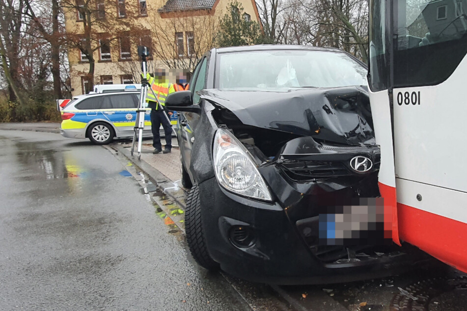 Der Fahrer stieß mit einem Linienbus zusammen.
