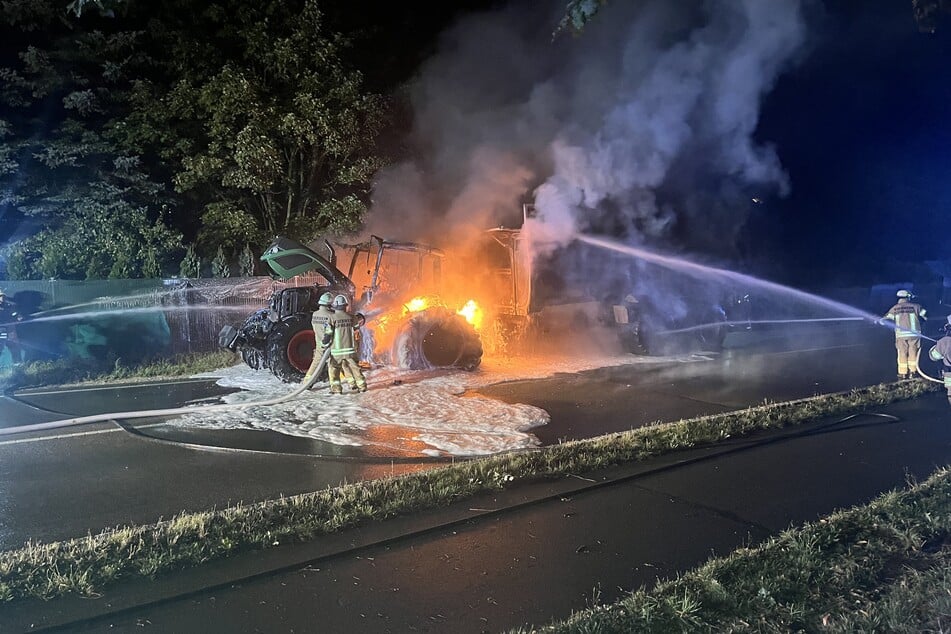 Von allen Seiten versuchten die Feuerwehrleute den brennenden Traktor zu löschen.