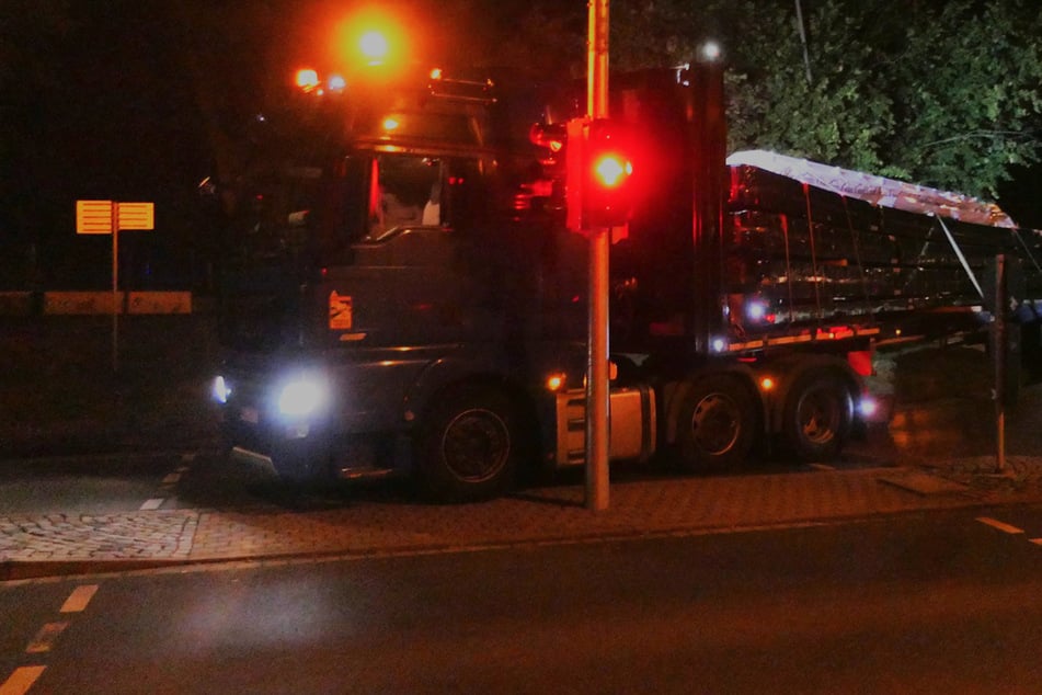 Das Fahrzeug touchierte beim Abbiegen eine Ampel.