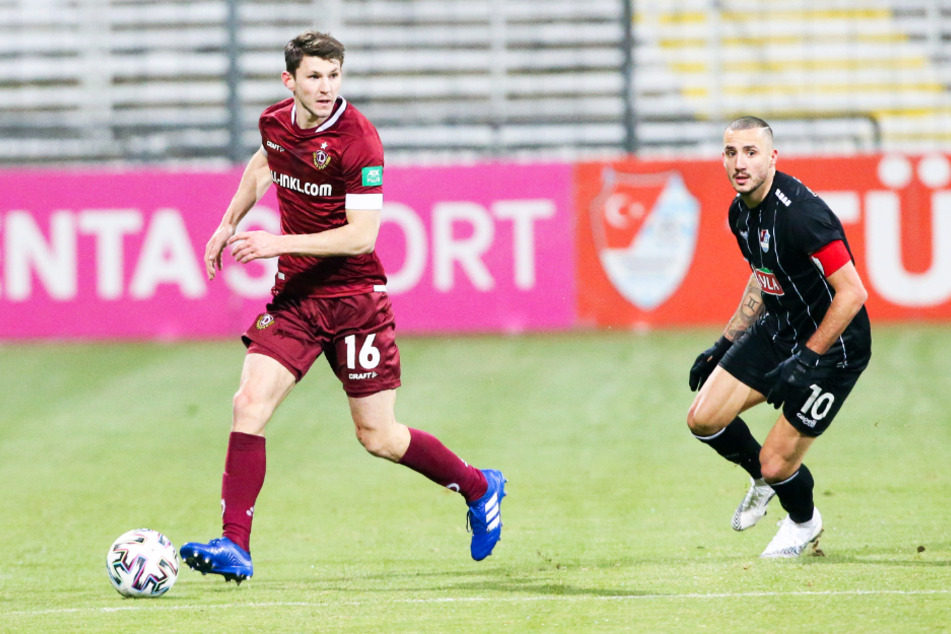 Bitterer Patzer von Robin Becker (l.)! Dynamos Rechtsverteidiger spielte vor dem 0:1 den entscheidenden Fehlpass. Sercan Sararer war der Nutznießer und traf zum Sieg für Türkgücü München.