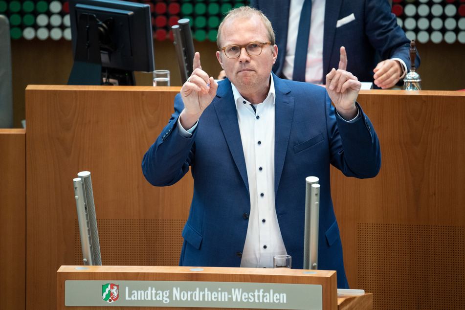 Der Vize-Fraktionschef der SPD im Landtag, Jochen Ott, spricht vor dem Plenum.