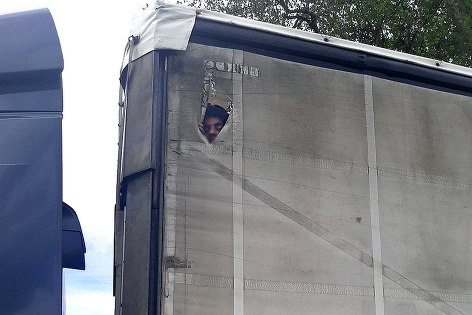 Durch eine Öffnung in der Plane stieg einer der geschmuggelten Personen auf das Lkw-Dach.