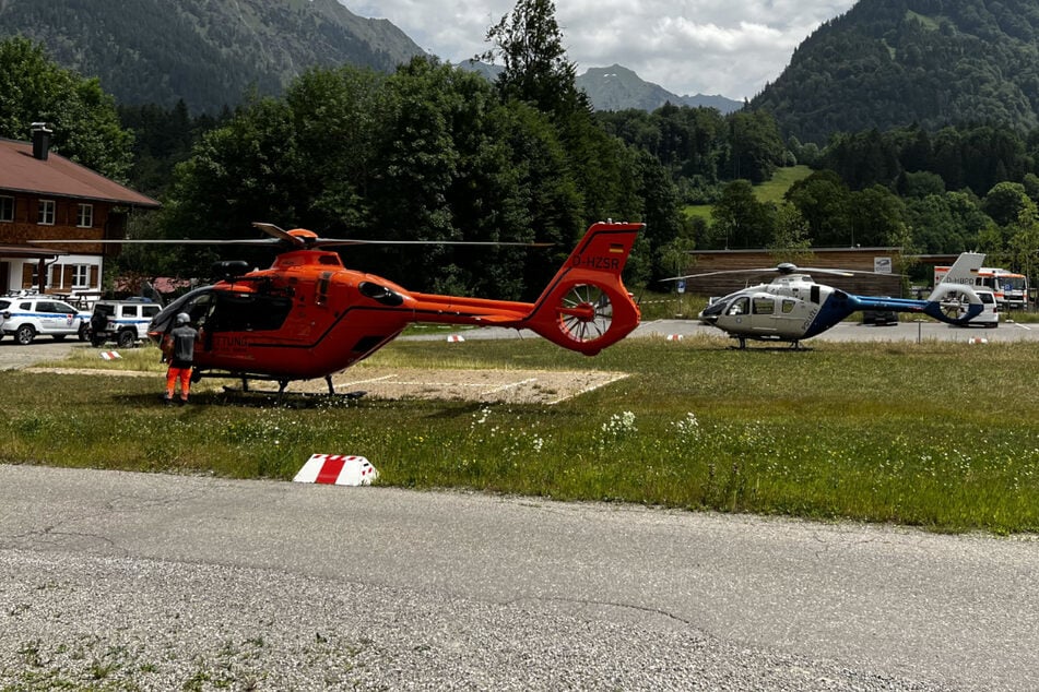 Hubschrauber flogen die geschwächten Wanderer von den Hütten zurück ins Tal.