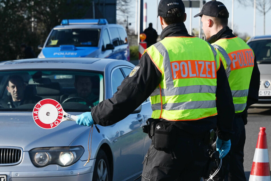 Die Kontrollen an der deutschen Grenze sollen von diesem Samstag an vorsichtig gelockert werden.