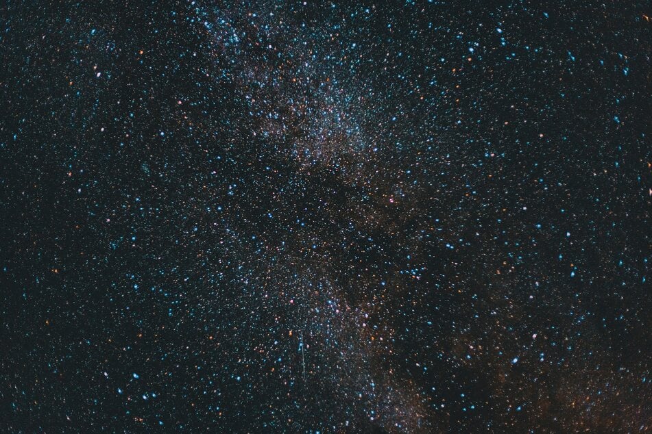 To study this phenomenon, the international team of researchers put some Bogong moths in a small enclosure and projected different maps of the night sky onto its ceiling.