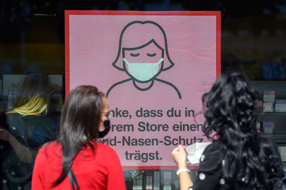 Auch in Leipzig soll ab Dienstag wieder die Maskenpflicht beim Einkaufen gelten. (Symbolbild)