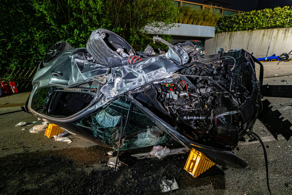 Völlig zerstört blieb der VW nach dem Crash auf der Fahrbahn liegen.
