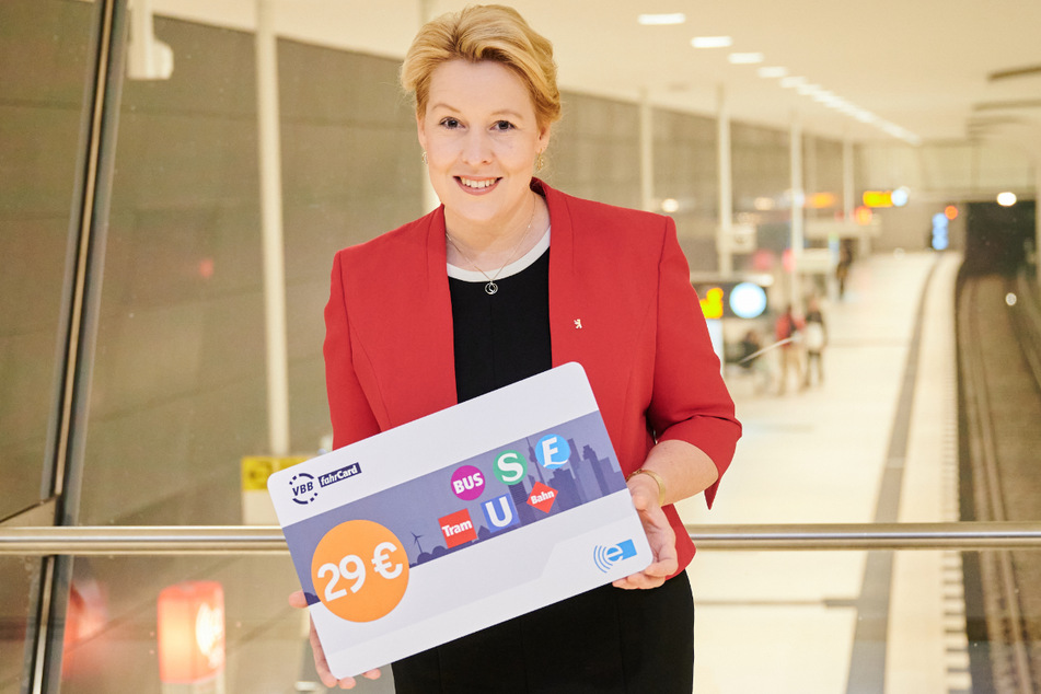 Franziska Giffey (44, SPD) präsentiert den Berlinern das 29-Euro-Ticket. Berlins Bürgermeisterin muss bald wohl wieder in den Wahlkampfmodus.