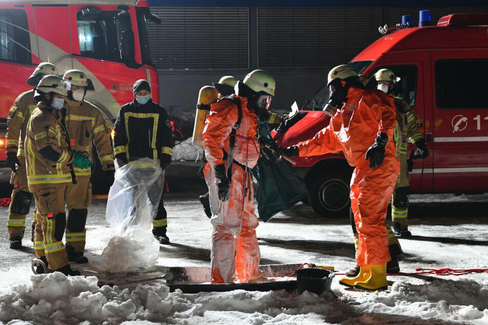 Nach getaner Arbeit muss der Anzug des Feuerwehrmanns gesäubert werden.