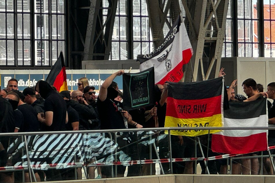 Hunderte Neo-Nazis wurden am Samstagvormittag im Hauptbahnhof eingekesselt.