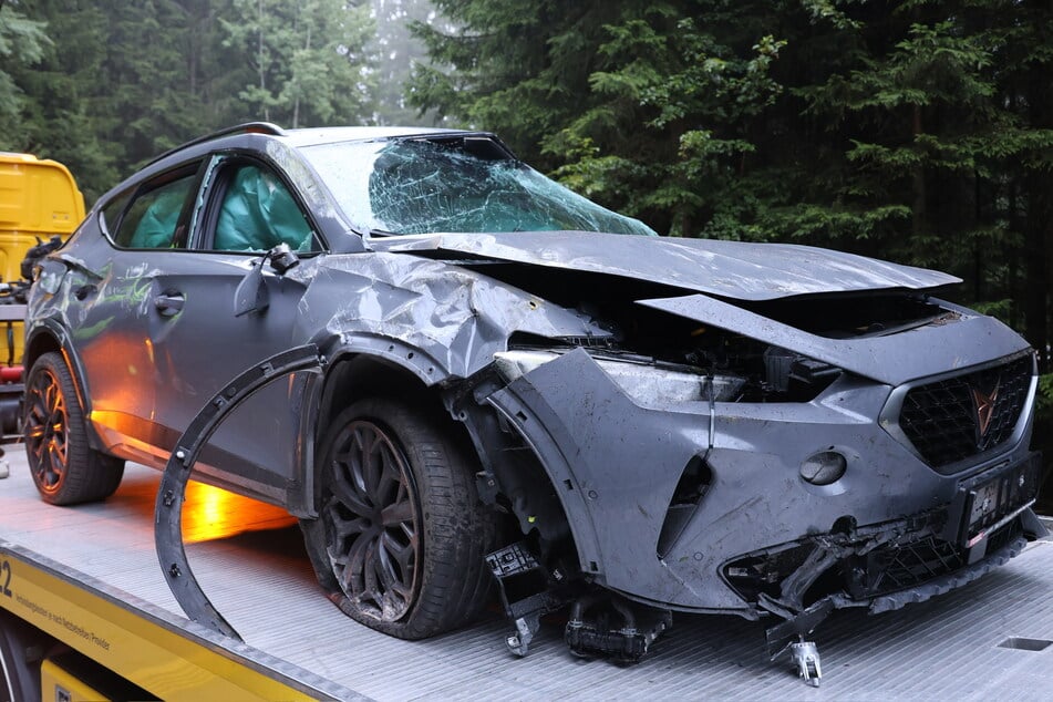 Das Auto wurde bei dem Unfall stark beschädigt und musste abgeschleppt werden.