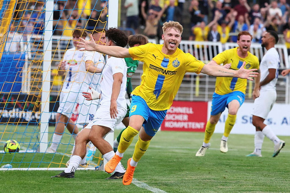 Stefan Maderer freut sich über seinen Treffer zum 2:0.