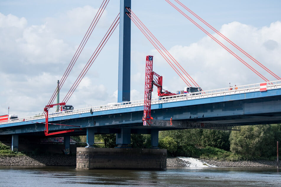 Bauprüfer kontrollieren die Norderelbbrücke. (Archivbild)