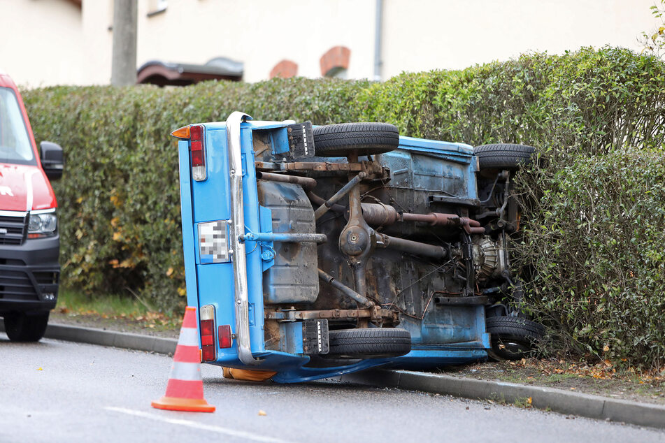 Der Fahrer kam trotz der Schräglage des Autos mit dem Schrecken davon und blieb unverletzt.