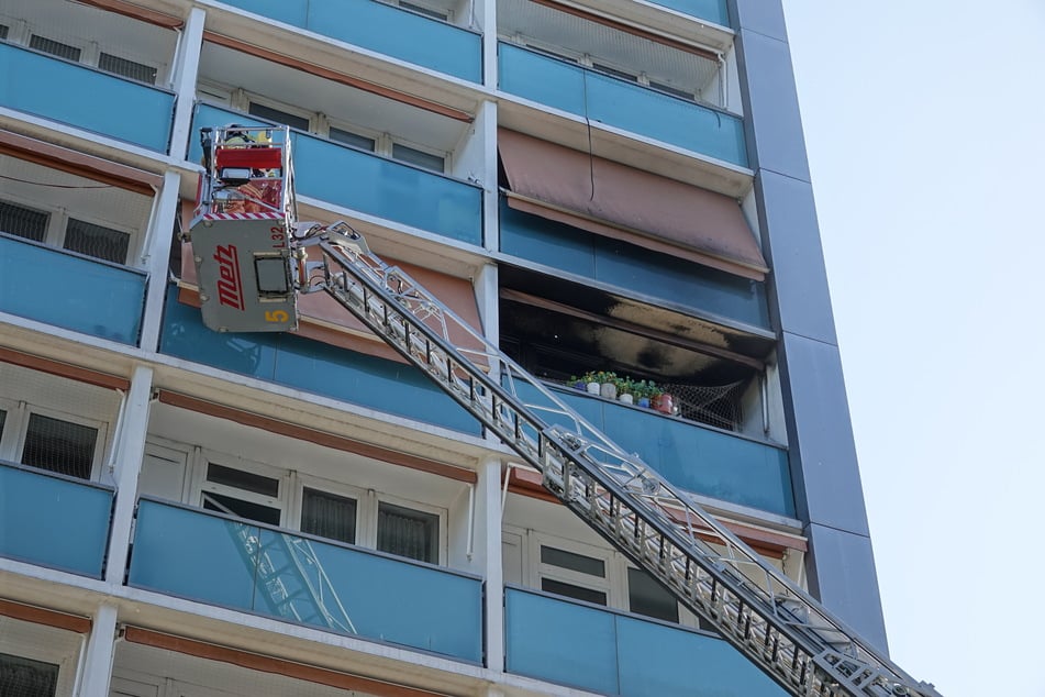 Mithilfe einer Drehleiter gelangen die Feuerwehrleute in die Wohneinheit.