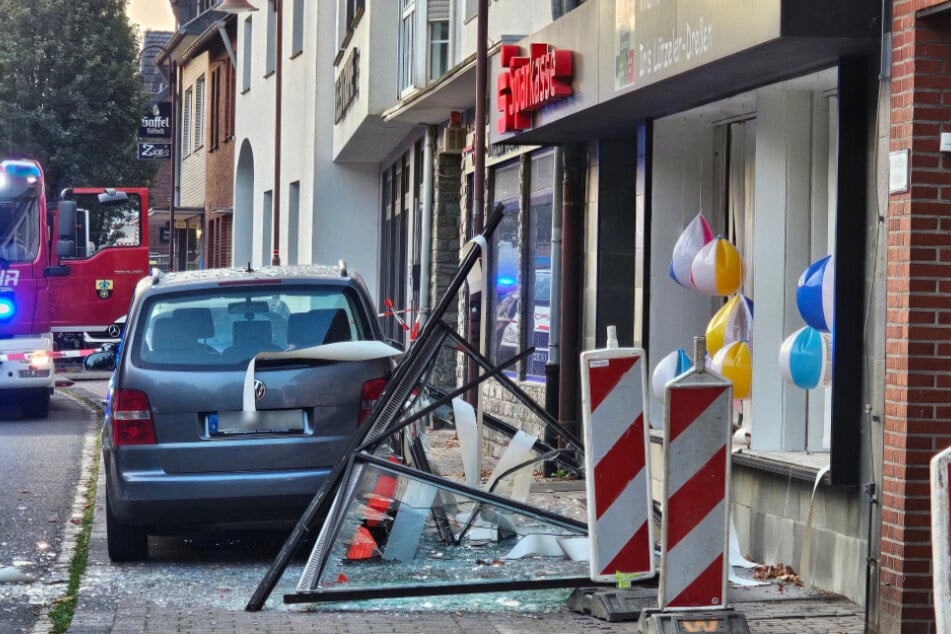 Nach der Geldautomatensprengung flüchteten mehrere Täter in einem dunklen Kleinwagen.