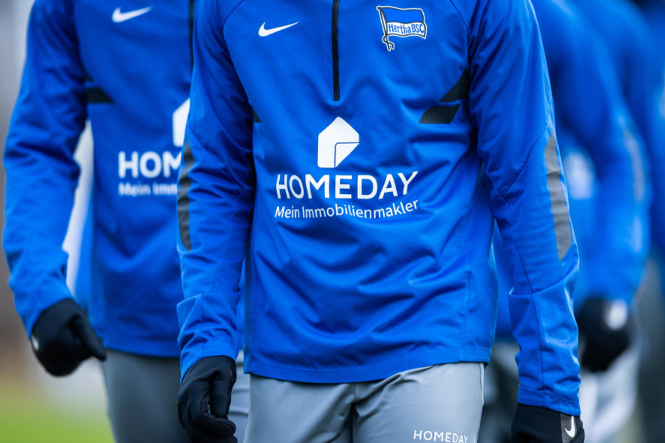 Die Spieler von Hertha BSC gehen während des Trainings über den Platz. Nach monatelanger Suche haben die Berliner einen neuen Trikotsponsor für den Rest der aktuellen Saison gefunden.