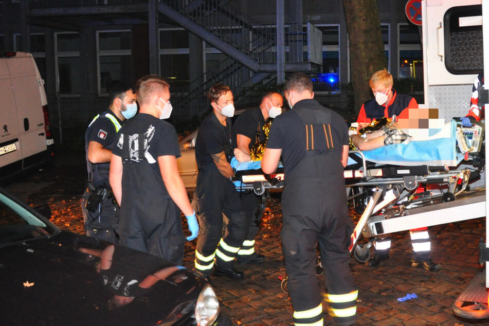 Eine verletzte Person wird in einen Krankenwagen geschoben.