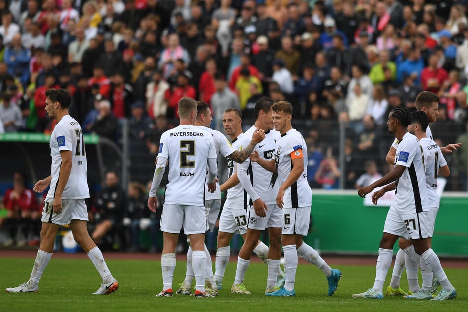 Beim SV Elversberg steht es schon nach 43 Minuten 3:0 für den Favoriten.