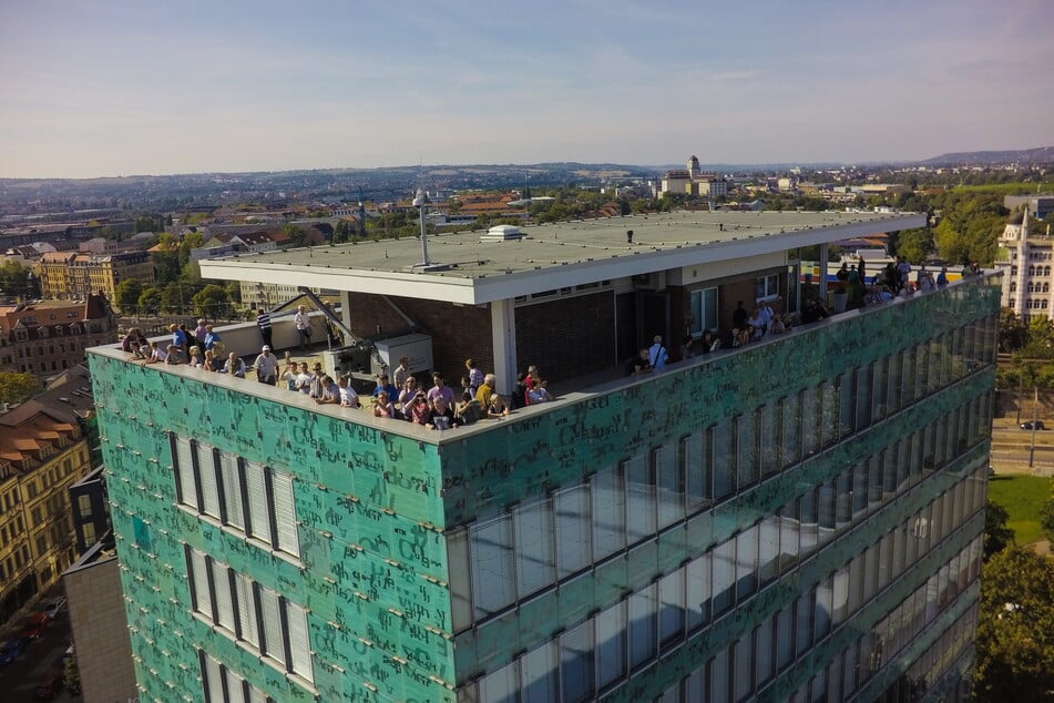 Besucher können von der Dachterrasse aus einen Blick über ganz Dresden werfen.
