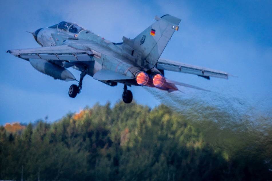 Ein Tornado-Kampfflugzeug startet. Bei der Übung der Fallschirmjäger wird auch die Luftwaffe mit eingebunden sein.